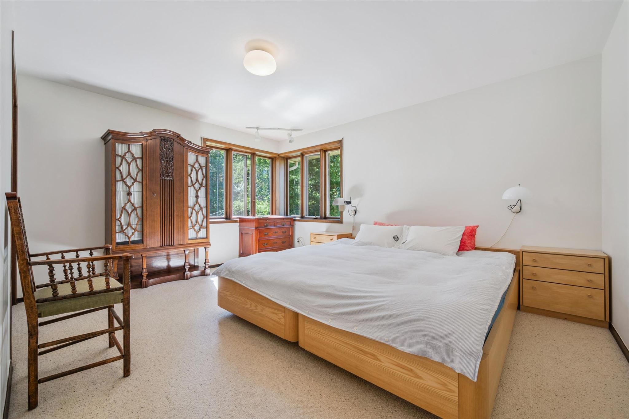 Bedroom with corner windows to the trees